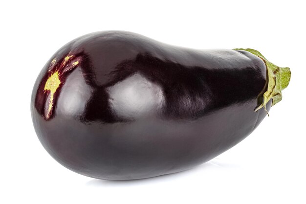 Verse aubergine met glanzend oppervlak geïsoleerd op wit