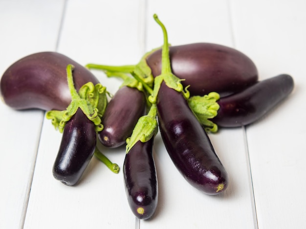 Verse aubergine op een houten close-up als achtergrond