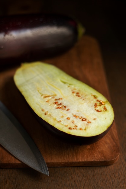 Foto verse aubergine op tafel