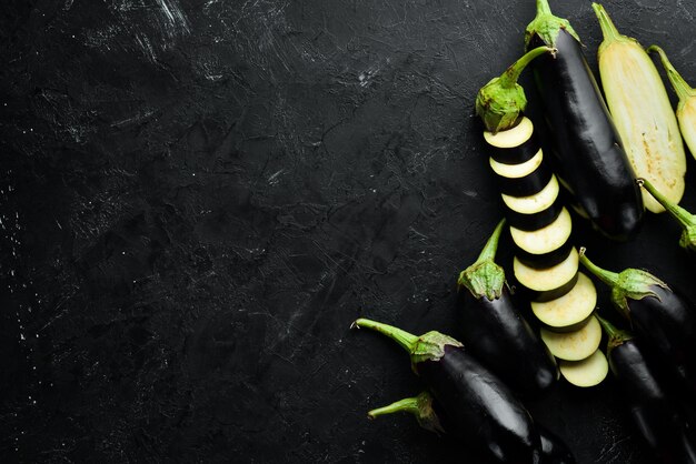 Verse aubergine op zwarte achtergrond Groenten Bovenaanzicht Gratis kopieerruimte