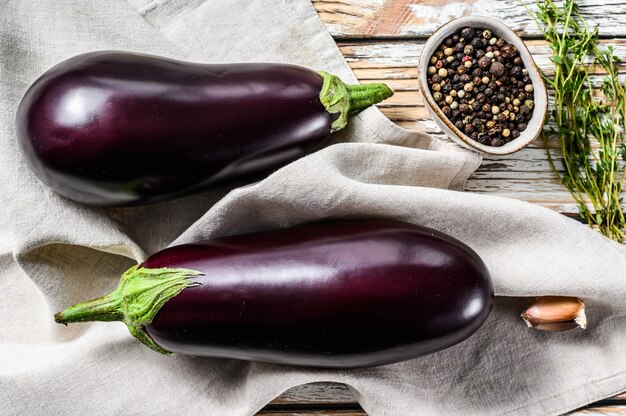 Verse aubergine. Rauwe biologische groenten. Bovenaanzicht