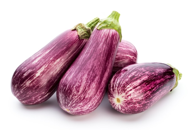 Verse aubergines, aubergine op een witte achtergrond.