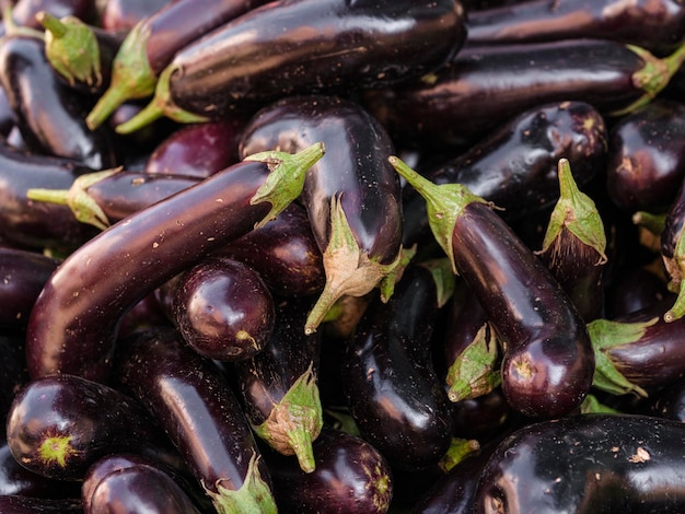 Verse aubergines op de markt