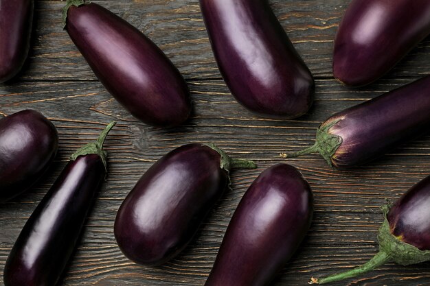 Verse aubergines op houten achtergrond bovenaanzicht