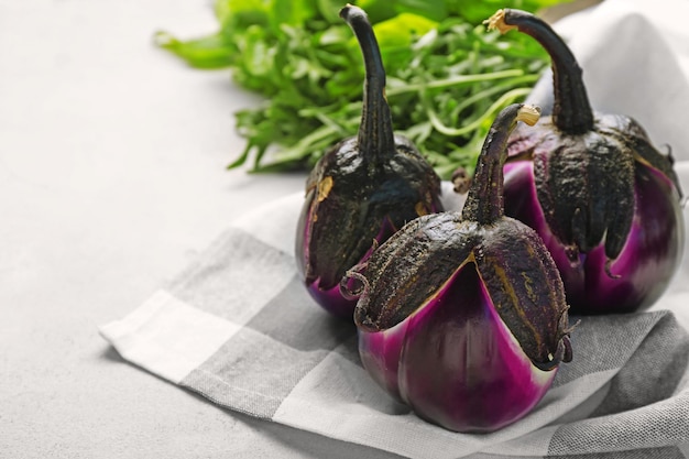 Verse aubergines op servet