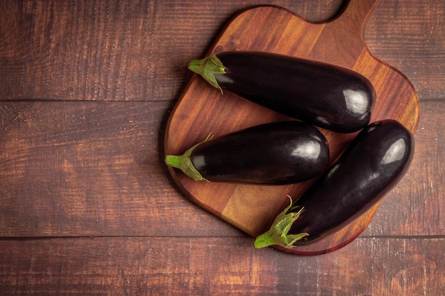 Verse aubergines op tafel