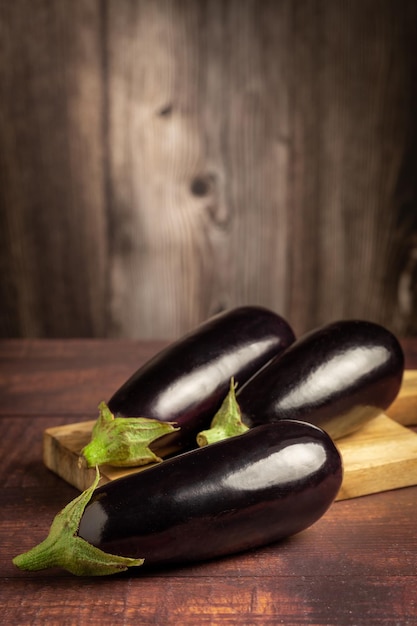 Verse aubergines op tafel