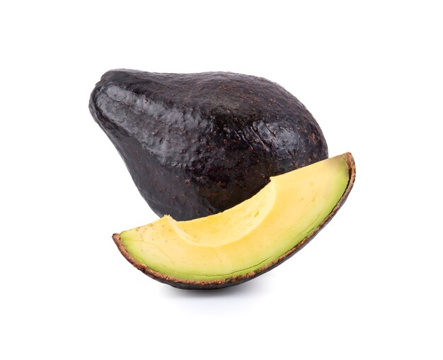 Verse avocado geïsoleerd op witte achtergrond