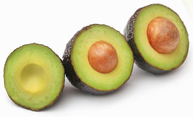 Verse avocado gesneden over witte achtergrond