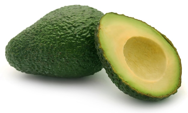 Verse avocado gesneden over witte achtergrond