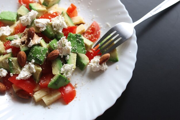 Verse avocado heerlijke Mediterrane salade met cherrytomaatjes en amandelen en fetakaas Parmezaanse kaas