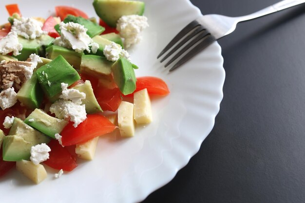 Verse avocado heerlijke Mediterrane salade met cherrytomaatjes en amandelen en fetakaas Parmezaanse kaas