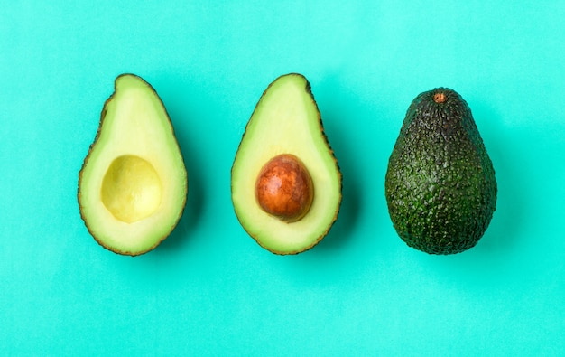 Verse avocado op een groene achtergrond