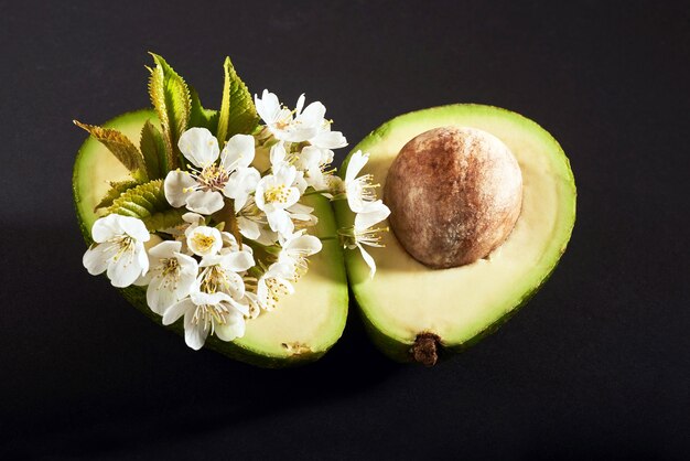 Verse avocado op een zwarte. Heerlijk fruit