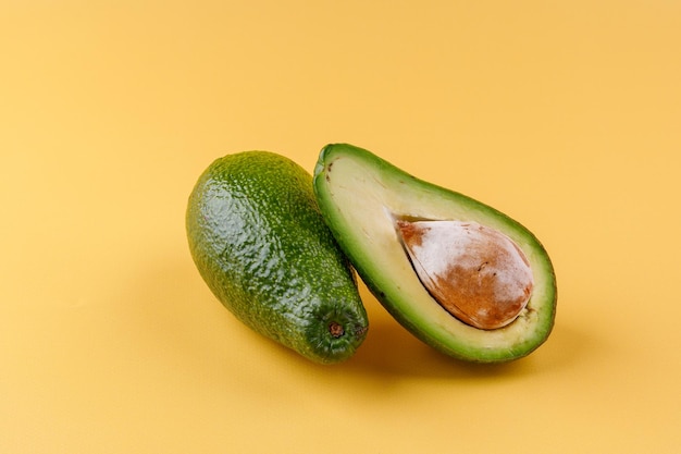 verse avocado op gele achtergrond