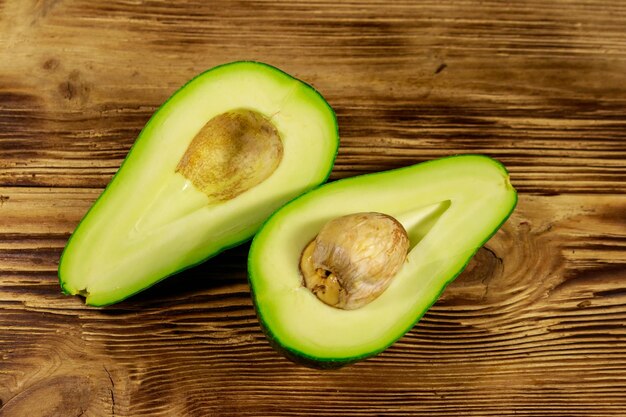 Verse avocado op houten tafel