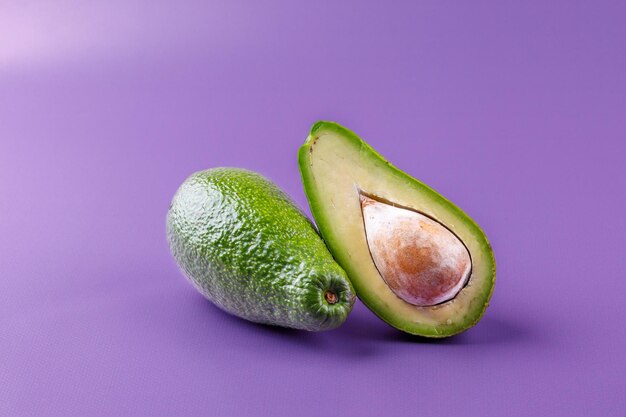 verse avocado op roze achtergrond