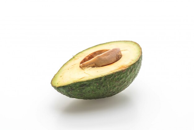 verse avocado op witte achtergrond