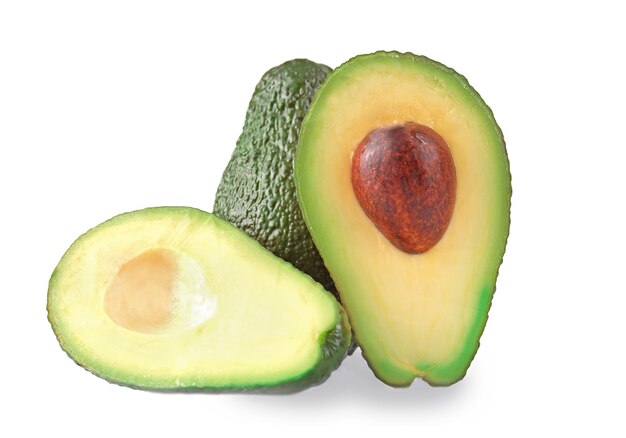 Verse avocado's geïsoleerd op wit