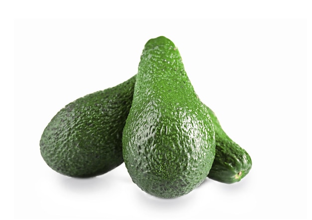 Verse avocado's geïsoleerd op wit