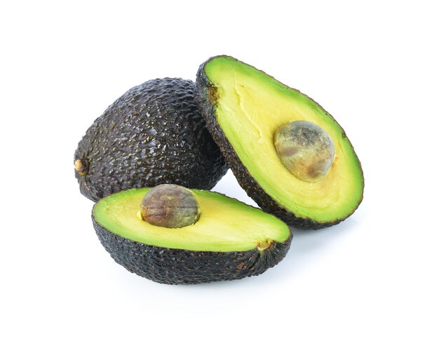 Foto verse avocado's geïsoleerd op witte achtergrond