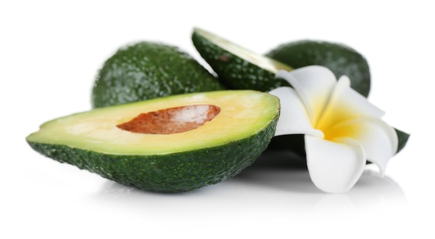 Verse avocado's geïsoleerd op witte achtergrond