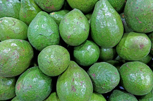 verse avocado's op bovenaanzicht als achtergrond