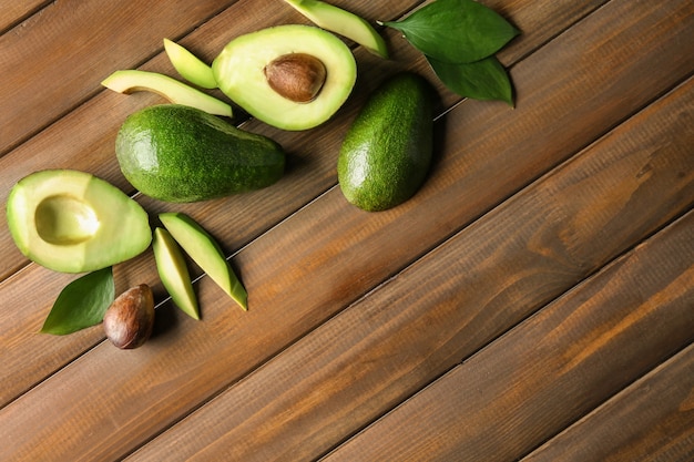 Verse avocado's op houten achtergrond