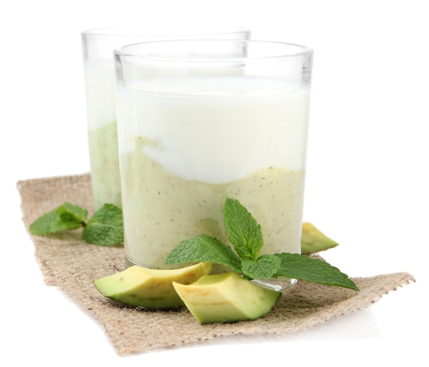 Verse avocado smoothie geïsoleerd op wit