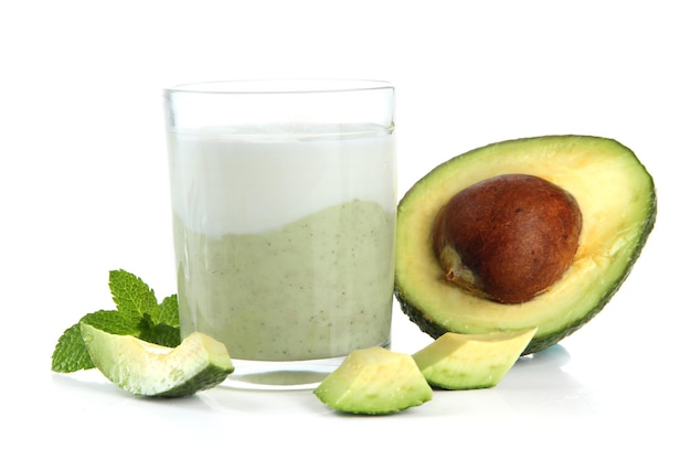 Verse avocado smoothie geïsoleerd op wit
