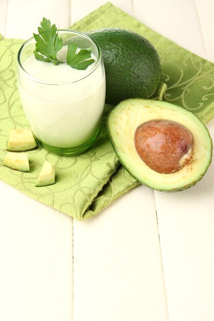 Verse avocado smoothie op houten ondergrond