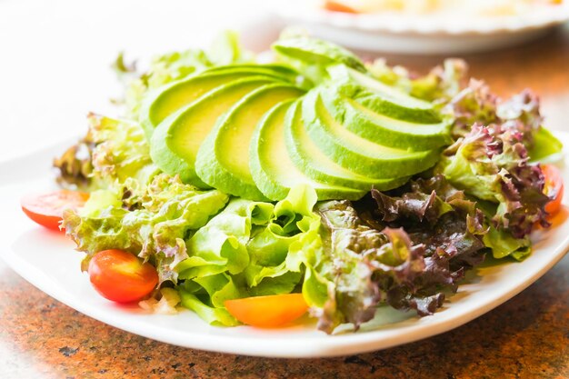 Verse avocadosalade met groenten Gezonde eetgewoonte