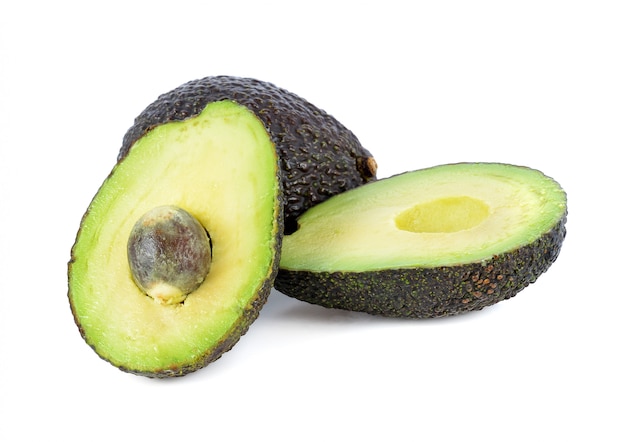 Verse avocadovruchten die op wit worden geïsoleerd