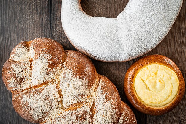 Verse bakkerij op houten tafel