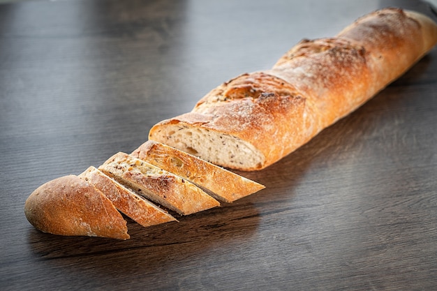 Verse bakkerij op houten tafel