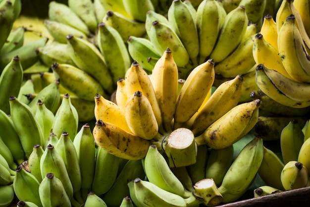 Verse banaan in de fruitmarkt.