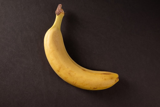 Verse banaan op zwarte achtergrond