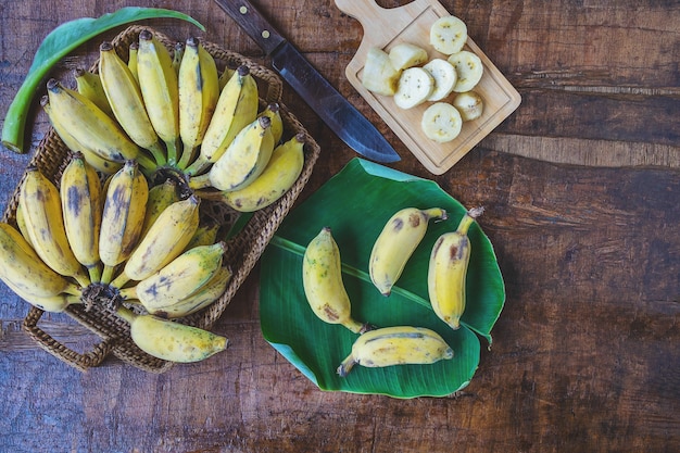 Verse bananen in een mand op een houten tafel