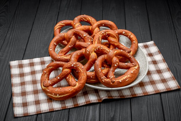 Verse Beierse pretzels op een houten tafel, krakeling met zout