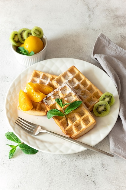 Verse Belgische wafels met fruit geserveerd bij het ontbijt