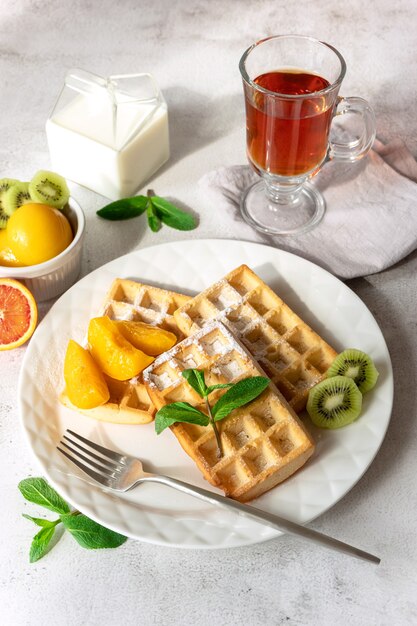Verse Belgische wafels met fruit geserveerd bij het ontbijt