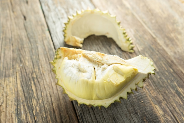 Verse besnoeiing durian op houten achtergrond