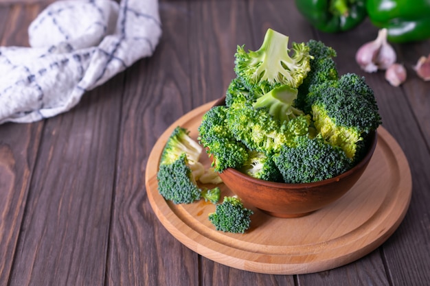 Verse besnoeiings groene broccoli in bruine rustieke kom op houten keukenlijst