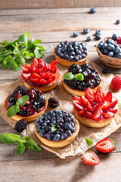 Verse bessen en ricotta kaas in tartletes Zomerdessert gezond ochtendontbijt of snack open sandwiches met aardbeien bosbessen bramen