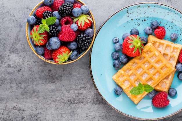 Verse bessensalade op een plaat met wafels