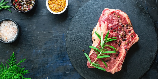 verse biefstuk rib eye vlees rundvlees sappig op tafel