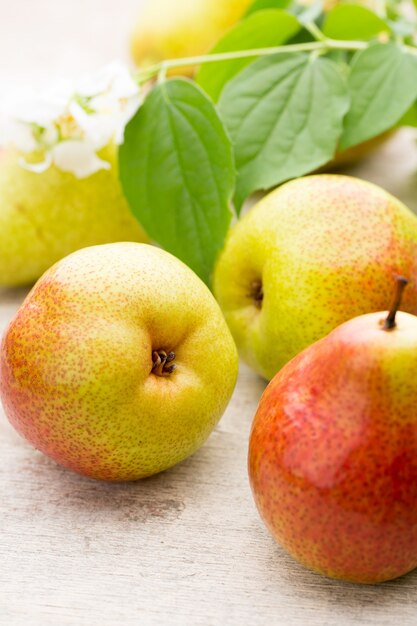 Verse bio rijpe biologische peren op rustieke houten tafel.