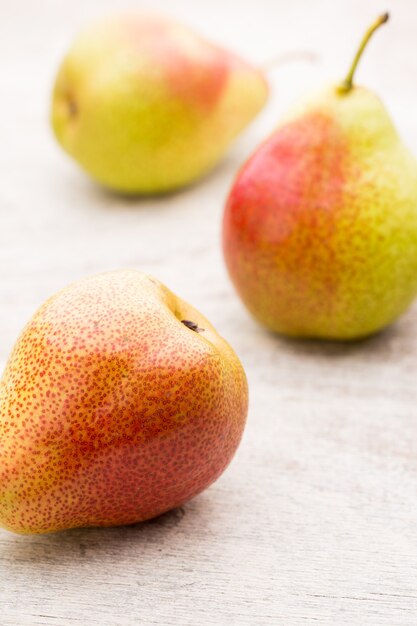 Verse bio rijpe biologische peren op rustieke houten tafel.