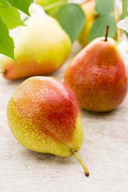 Verse bio rijpe biologische peren op rustieke houten tafel.