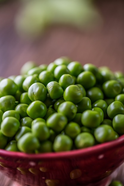 Verse bio zelfgemaakte erwten en peulen op oud eiken bord Gezonde verse groene groenteerwten en peulen